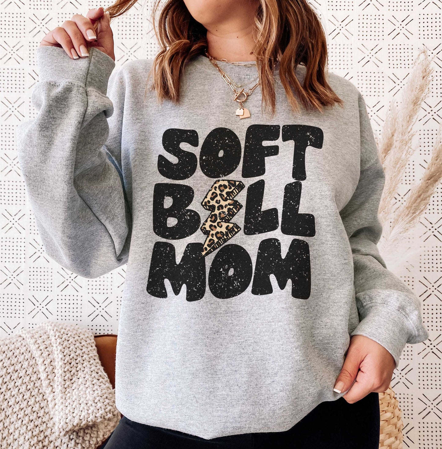 Softball Mom Lightning Bolt png, Distressed Softball Mom png, Sports png, Digital Design